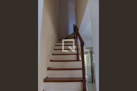 Casa de condomínio à venda com 74m², 2 quartos e 3 vagasEscada