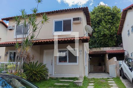 Casa de condomínio à venda com 74m², 2 quartos e 3 vagasFachada