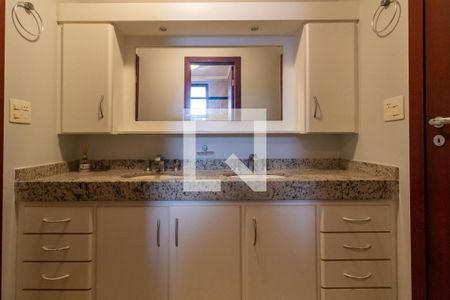 Apartamento para alugar com 246m², 4 quartos e 2 vagasDetalhe do banheiro das demi-suites