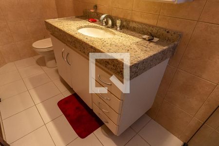 Apartamento para alugar com 246m², 4 quartos e 2 vagasDetalhe do banheiro da suíte