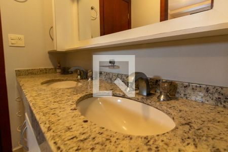 Apartamento para alugar com 246m², 4 quartos e 2 vagasDetalhe do banheiro das demi-suites