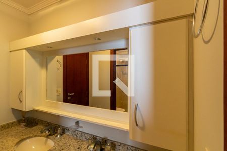 Apartamento para alugar com 246m², 4 quartos e 2 vagasDetalhe do banheiro das demi-suites