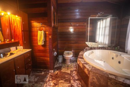 Casa à venda com 352m², 4 quartos e 7 vagasBanheiro suíte