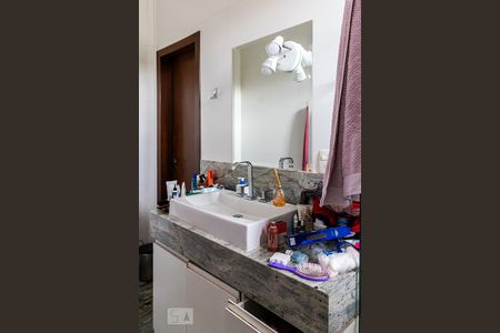 Casa à venda com 850m², 6 quartos e 5 vagas Casa à venda com 850m², 6 quartos e 5 vagasBanheiro das semi-suítes