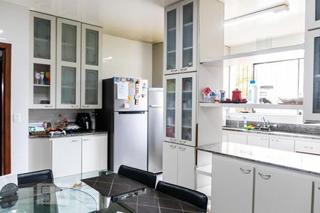 Casa à venda com 850m², 6 quartos e 5 vagas Casa à venda com 850m², 6 quartos e 5 vagasCozinha