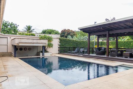 Casa à venda com 850m², 6 quartos e 5 vagas Casa à venda com 850m², 6 quartos e 5 vagasPiscina