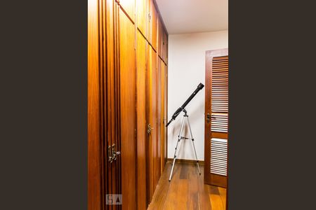 Casa à venda com 850m², 6 quartos e 5 vagas Casa à venda com 850m², 6 quartos e 5 vagasCloset