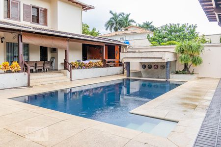 Casa à venda com 850m², 6 quartos e 5 vagas Casa à venda com 850m², 6 quartos e 5 vagasPiscina