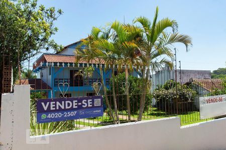 Casa à venda com 300m², 4 quartos e 2 vagas Casa à venda com 300m², 4 quartos e 2 vagasFachada