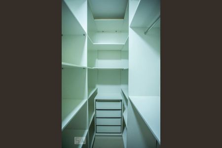 Casa à venda com 310m², 4 quartos e 4 vagasCloset