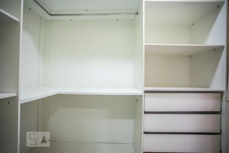 Casa à venda com 310m², 4 quartos e 4 vagasCloset