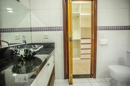 Casa à venda com 310m², 4 quartos e 4 vagasBanheiro Suíte