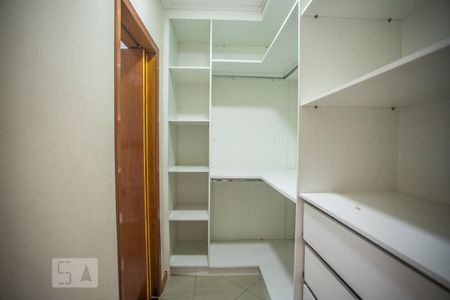 Casa à venda com 310m², 4 quartos e 4 vagasCloset