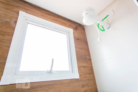 Banheiro de kitnet/studio para alugar com 1 quarto, 10m² em Vila São Pedro, Santo André