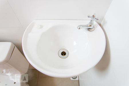 Banheiro de kitnet/studio para alugar com 1 quarto, 10m² em Vila São Pedro, Santo André