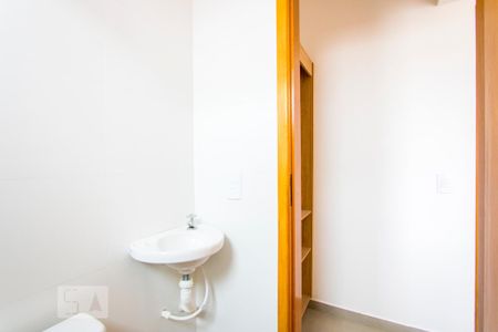 Banheiro de kitnet/studio para alugar com 1 quarto, 10m² em Vila São Pedro, Santo André