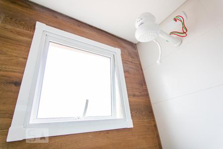 Banheiro de kitnet/studio para alugar com 1 quarto, 10m² em Vila São Pedro, Santo André