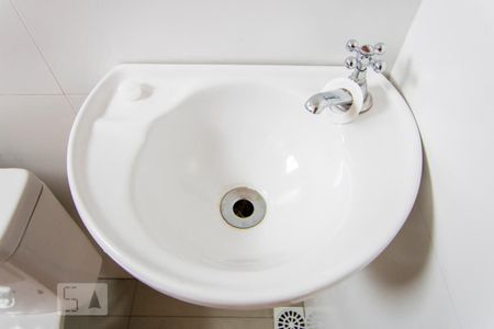 Banheiro de kitnet/studio para alugar com 1 quarto, 10m² em Vila São Pedro, Santo André