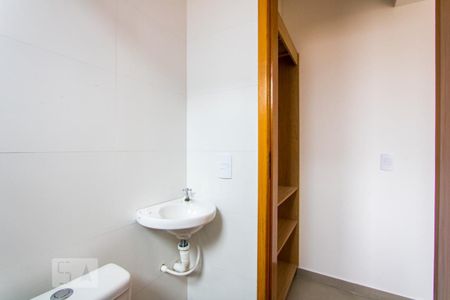 Banheiro de kitnet/studio para alugar com 1 quarto, 10m² em Vila São Pedro, Santo André