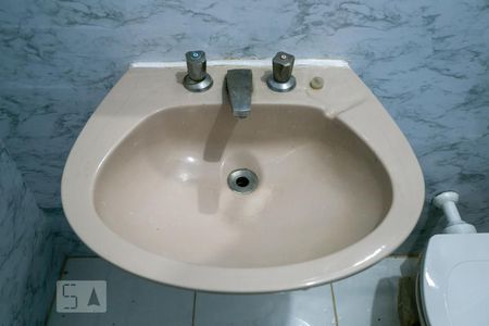 Casa à venda com 150m², 3 quartos e 1 vaga Casa à venda com 150m², 3 quartos e 1 vagaBanheiro social