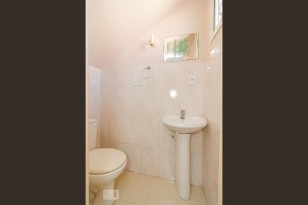 Casa de condomínio à venda com 150m², 2 quartos e 2 vagasBanheiro de Serviço