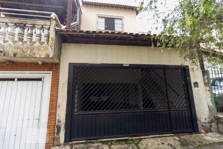 Casa para alugar com 110m², 3 quartos e 4 vagas Casa para alugar com 110m², 3 quartos e 4 vagasFachada