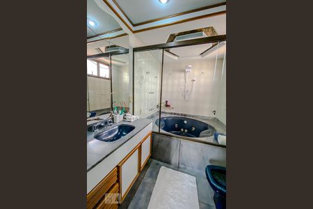 Apartamento à venda com 187m², 3 quartos e 3 vagasBanheiro da Suite 2