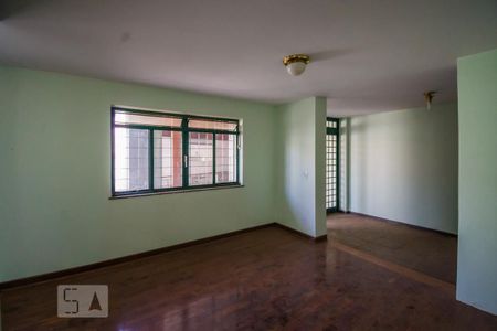Casa à venda com 350m², 3 quartos e 5 vagasSala de TV