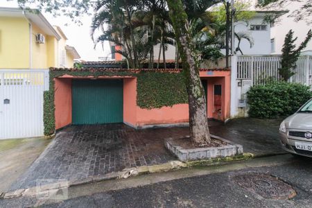Casa à venda com 220m², 4 quartos e 4 vagasFachada