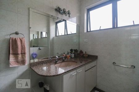 Casa à venda com 220m², 4 quartos e 4 vagasBanheiro