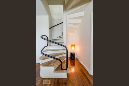 Escada de apartamento para alugar com 1 quarto, 180m² em Paraíso, São Paulo