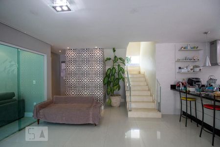 Sala de casa de condomínio à venda com 5 quartos, 420m² em Vargem Pequena, Rio de Janeiro