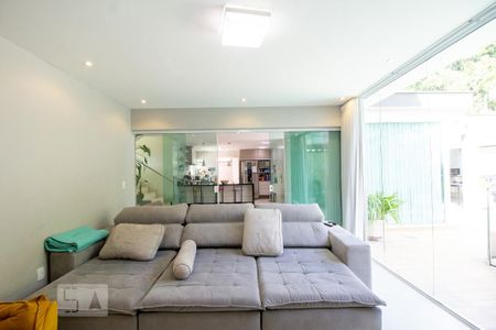 Sala de casa de condomínio à venda com 5 quartos, 420m² em Vargem Pequena, Rio de Janeiro