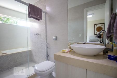 Casa de condomínio à venda com 420m², 5 quartos e 3 vagasBanheiro da Suíte 1