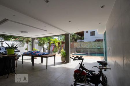 Casa de condomínio à venda com 420m², 5 quartos e 3 vagasQuintal