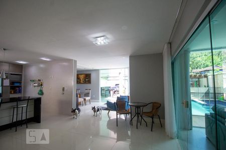 Sala de casa de condomínio à venda com 5 quartos, 420m² em Vargem Pequena, Rio de Janeiro