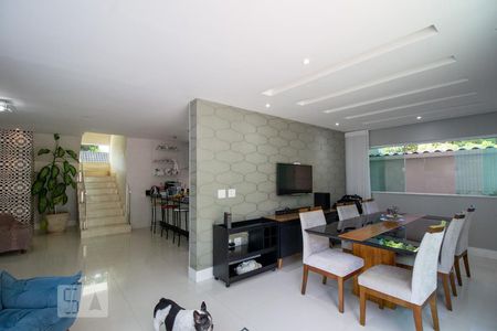 Sala de casa de condomínio à venda com 5 quartos, 420m² em Vargem Pequena, Rio de Janeiro