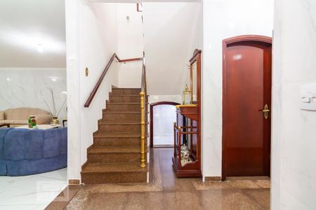 Casa à venda com 385m², 4 quartos e 4 vagas Casa à venda com 385m², 4 quartos e 4 vagasHall