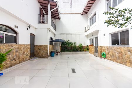 Casa à venda com 385m², 4 quartos e 4 vagas Casa à venda com 385m², 4 quartos e 4 vagasQuintal