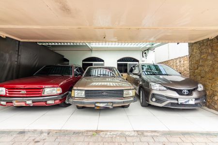 Casa à venda com 385m², 4 quartos e 4 vagas Casa à venda com 385m², 4 quartos e 4 vagasGaragem