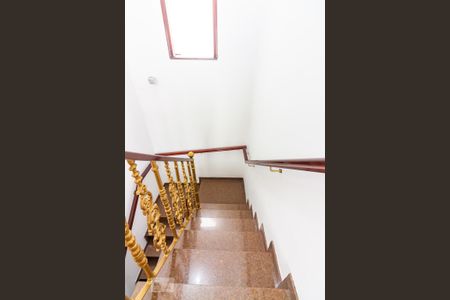 Casa à venda com 385m², 4 quartos e 4 vagas Casa à venda com 385m², 4 quartos e 4 vagasEscada