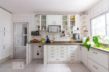 Casa à venda com 385m², 4 quartos e 4 vagas Casa à venda com 385m², 4 quartos e 4 vagasCozinha