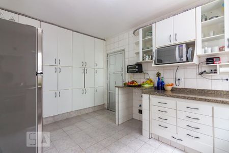 Casa à venda com 385m², 4 quartos e 4 vagas Casa à venda com 385m², 4 quartos e 4 vagasCozinha
