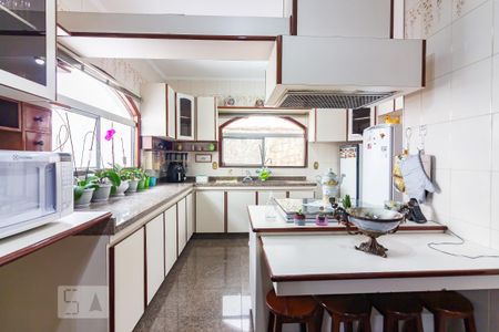 Casa à venda com 385m², 4 quartos e 4 vagas Casa à venda com 385m², 4 quartos e 4 vagasCozinha