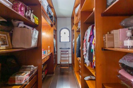 Casa à venda com 385m², 4 quartos e 4 vagas Casa à venda com 385m², 4 quartos e 4 vagasCloset