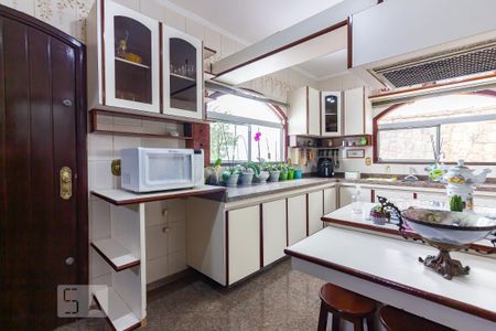 Casa à venda com 385m², 4 quartos e 4 vagas Casa à venda com 385m², 4 quartos e 4 vagasCozinha