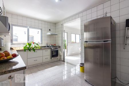 Casa à venda com 385m², 4 quartos e 4 vagas Casa à venda com 385m², 4 quartos e 4 vagasCozinha