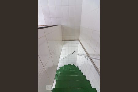 Casa à venda com 385m², 4 quartos e 4 vagas Casa à venda com 385m², 4 quartos e 4 vagasEscada