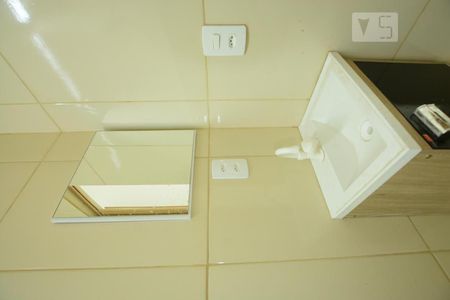 Banheiro Social de casa para alugar com 1 quarto, 20m² em Bonsucesso, Rio de Janeiro