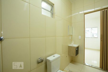 Banheiro Social de casa para alugar com 1 quarto, 20m² em Bonsucesso, Rio de Janeiro